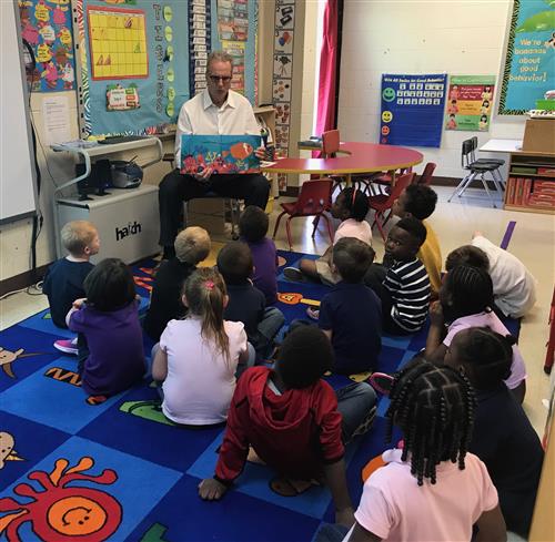 Mayor Jon Pavletic reads to students. 